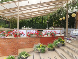 Frühstück, Mittagessen, Abendessen, Blick auf den Garten