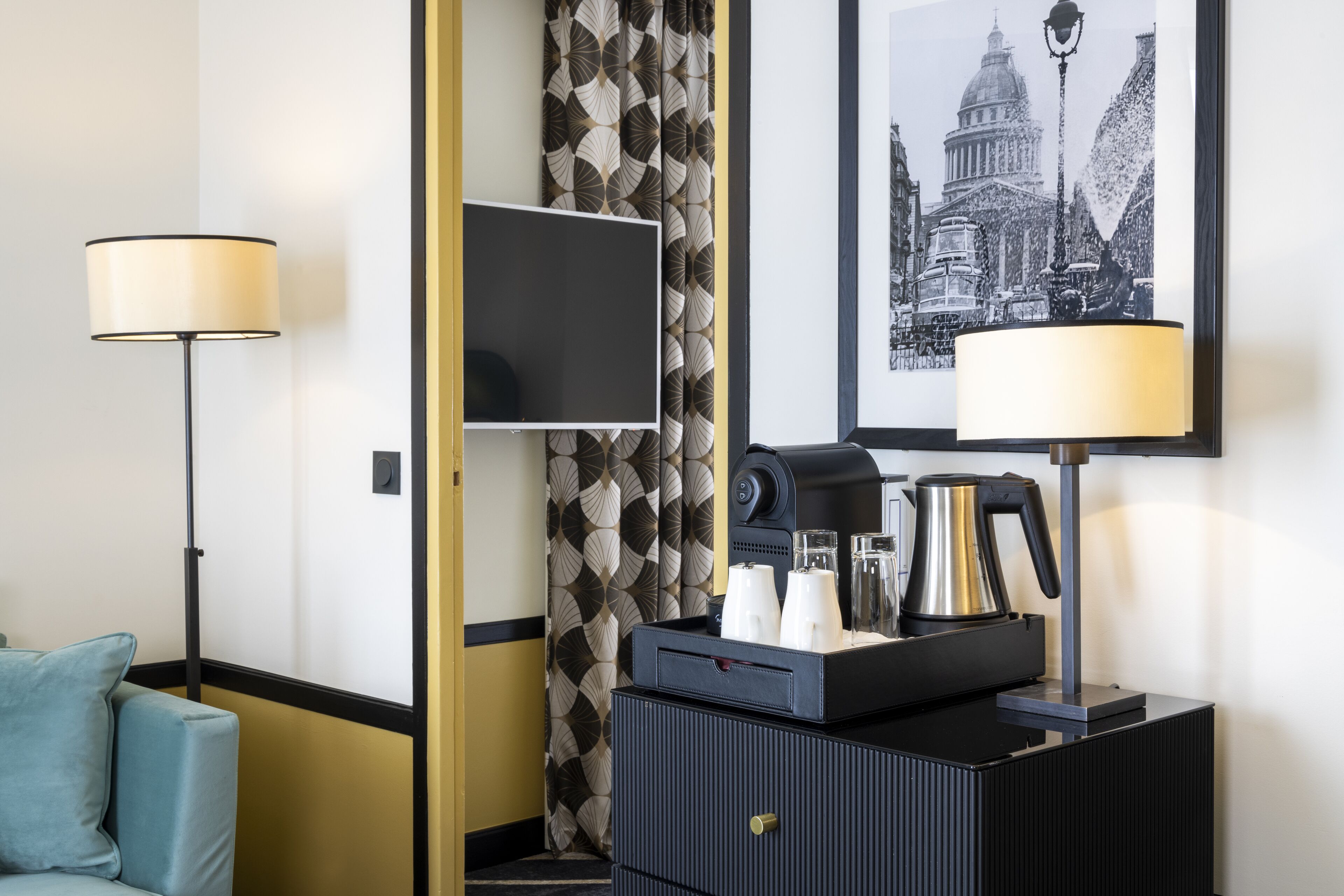 suite | living area | flat-screen tv