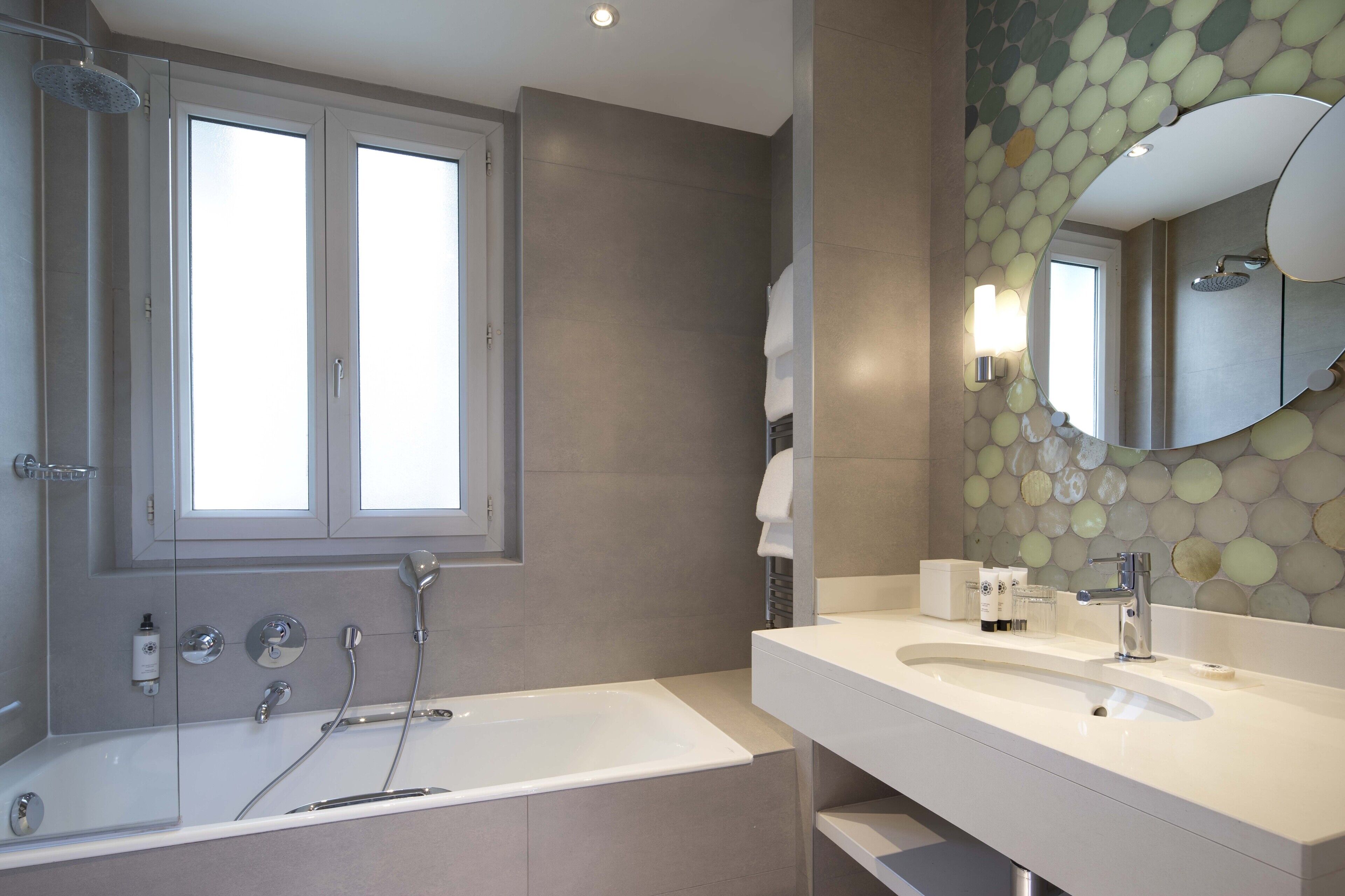 apartment, 2 bedrooms | bathroom | free toiletries, hair dryer, towels