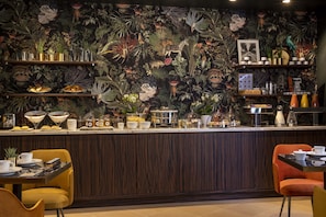 Daily buffet breakfast for a fee - Hotel Aiglon (Paris)
