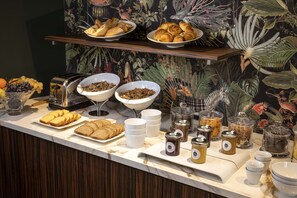 Petit-déjeuner buffet (20 EUR par personne)