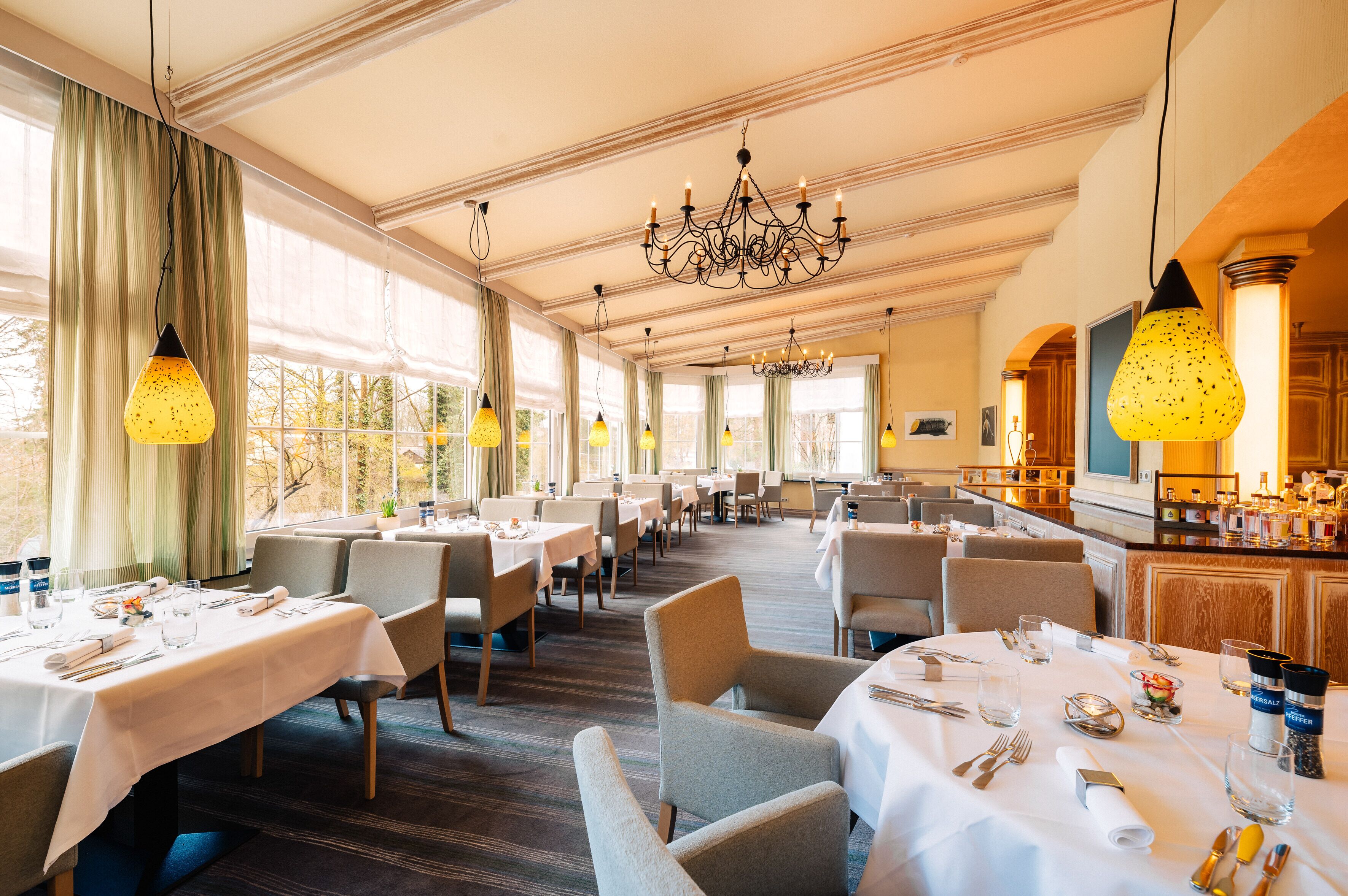 2 restaurants, lunch, dinner served; Italian cuisine