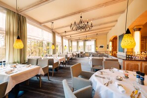 2 restaurants, lunch, dinner served; Italian cuisine 