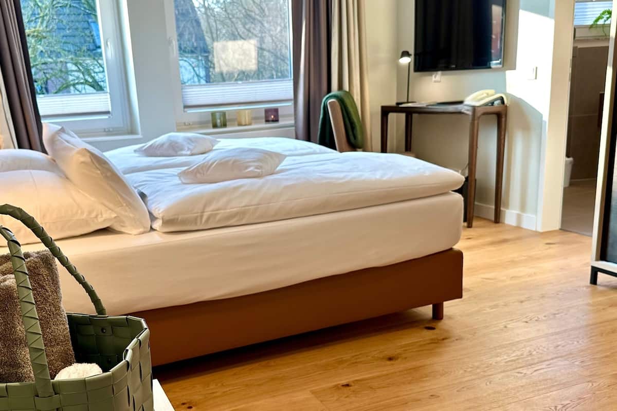 Munte Premium Suite | Minibar, in-room safe, desk, laptop workspace