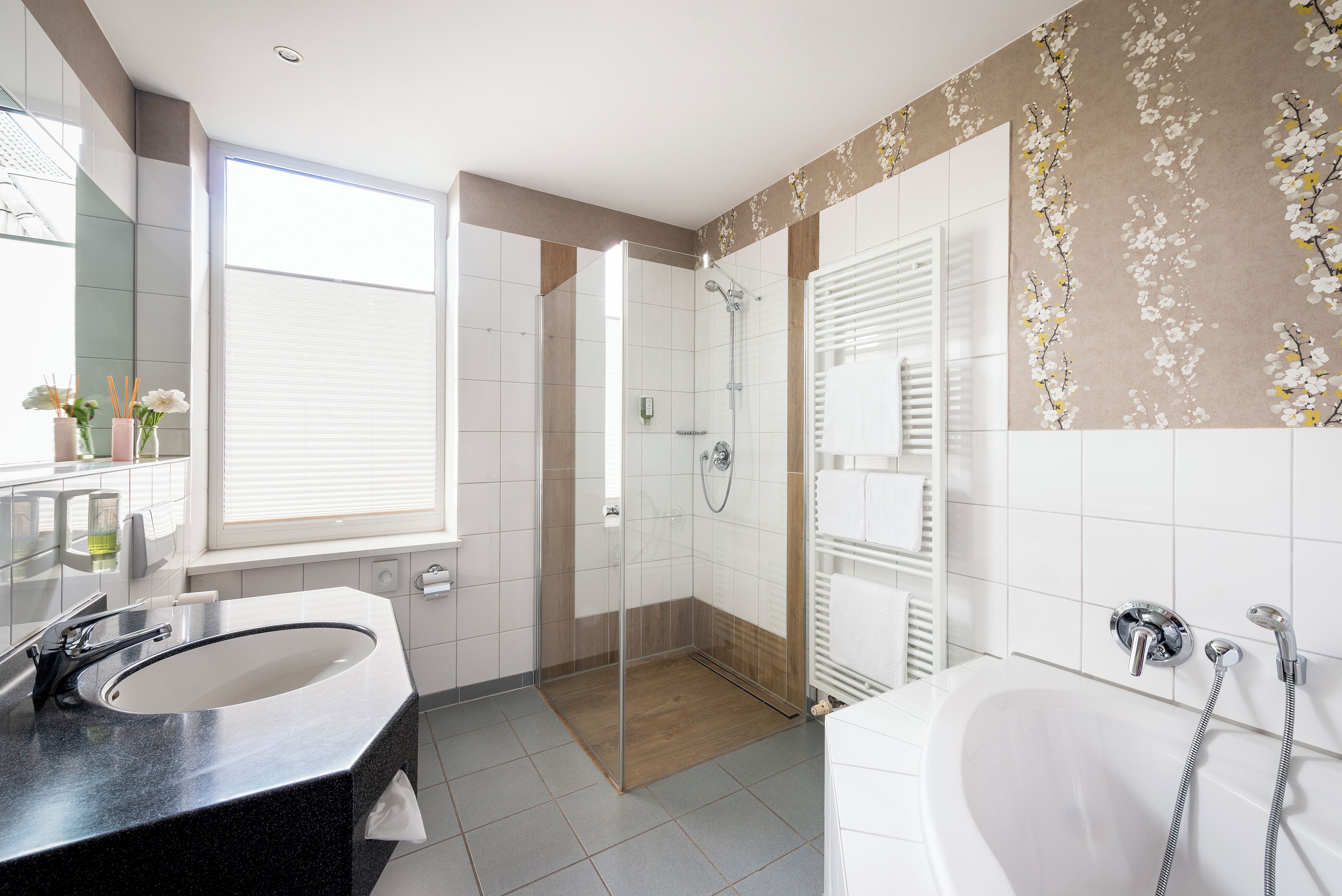 Un baño moderno con ducha de vidrio, lavamanos grande y bañera.