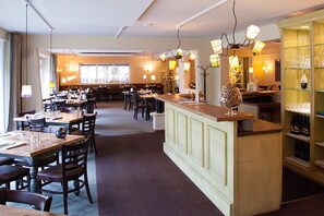 2 restaurants, lunch, dinner served; Italian cuisine 
