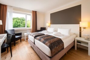 Minibar, Zimmersafe, Schreibtisch, Verdunkelungsvorhänge