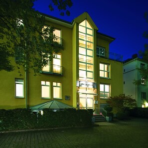 Fassade der Unterkunft – Abend/Nacht