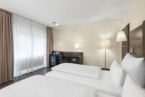 Roupas de cama premium, camas com colchões pillow-top, frigobar