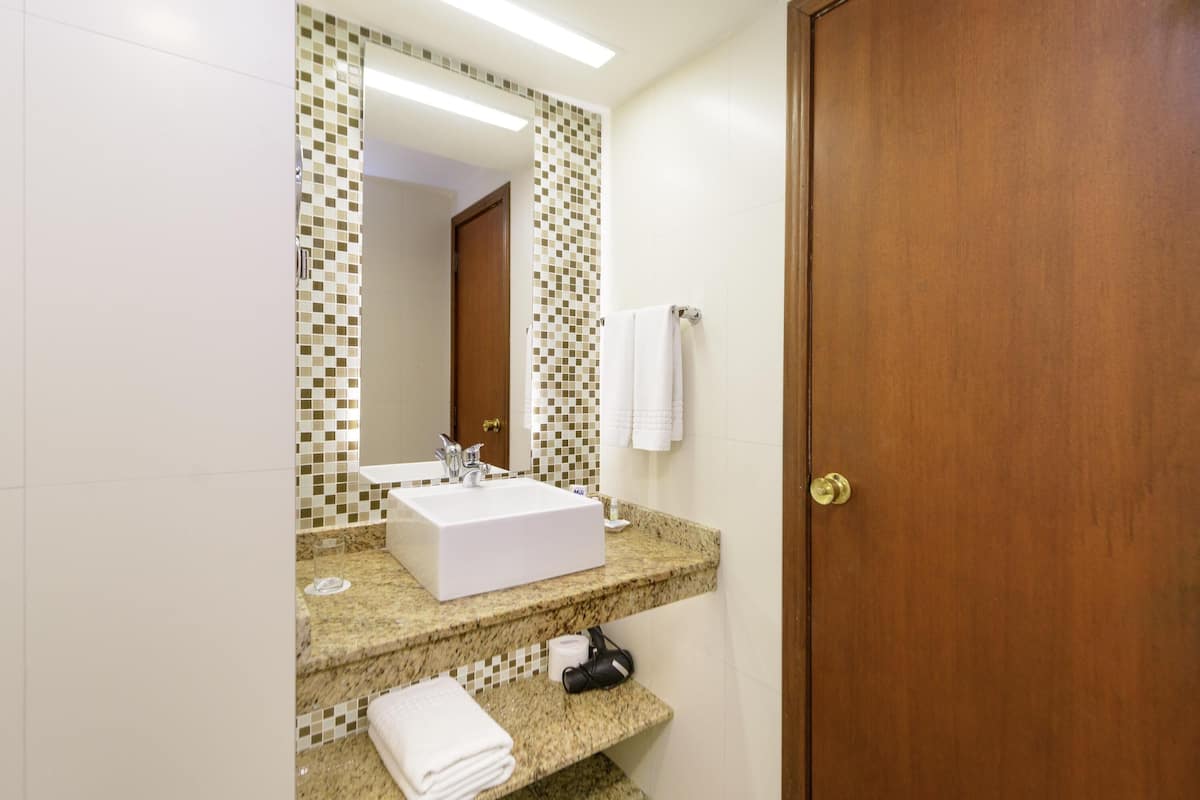 Quarto standard, 2 camas de solteiro | Roupas de cama antialérgicas, frigobar, cofres nos quartos, escrivaninha