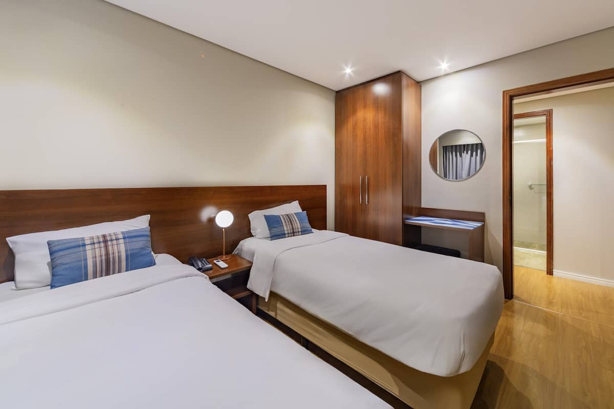 Quarto família, várias camas | Roupas de cama antialérgicas, frigobar, cofres nos quartos, escrivaninha