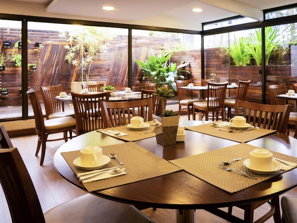 Daily buffet breakfast (BRL 65.00 per person)