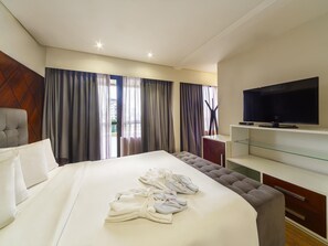 Hypo-allergenic bedding, minibar, in-room safe, desk
