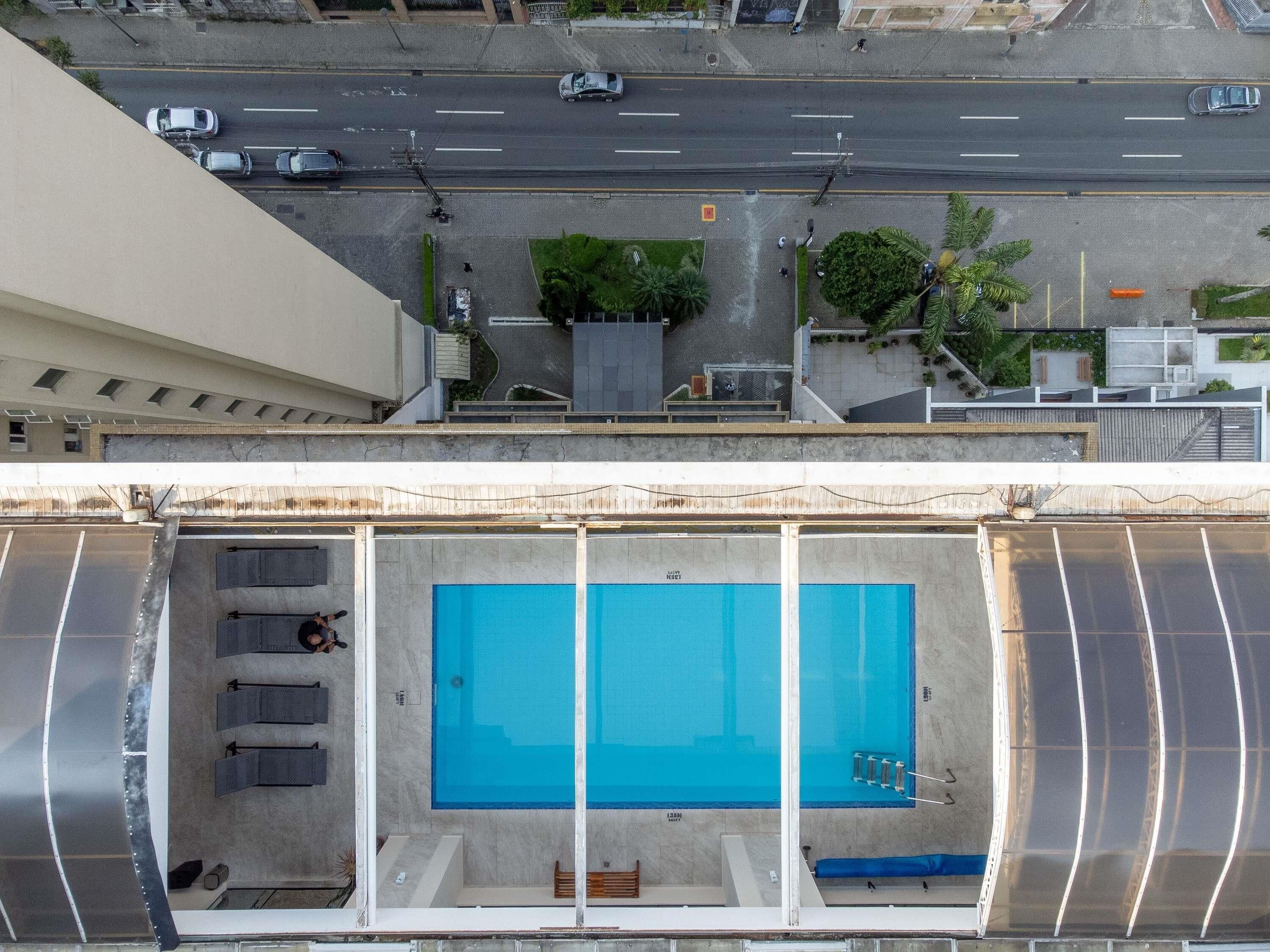 Piscina no terraço com vista clara da rua.