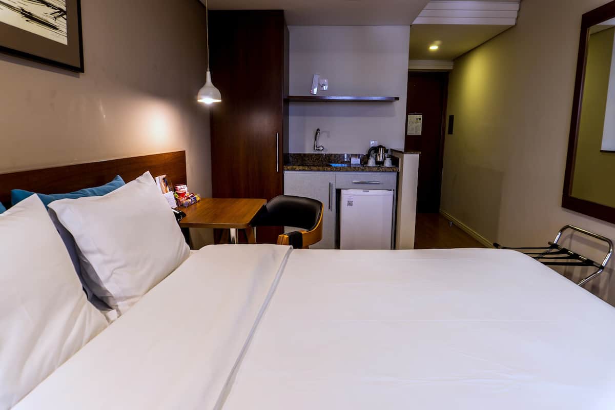 Standaard kamer, 1 tweepersoonsbed | Hypoallergeen beddengoed, een minibar, een kluis op de kamer, een bureau