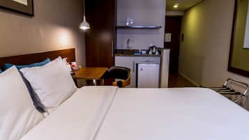 Habitación estándar, 1 cama matrimonial | Ropa de cama hipoalergénica y minibar