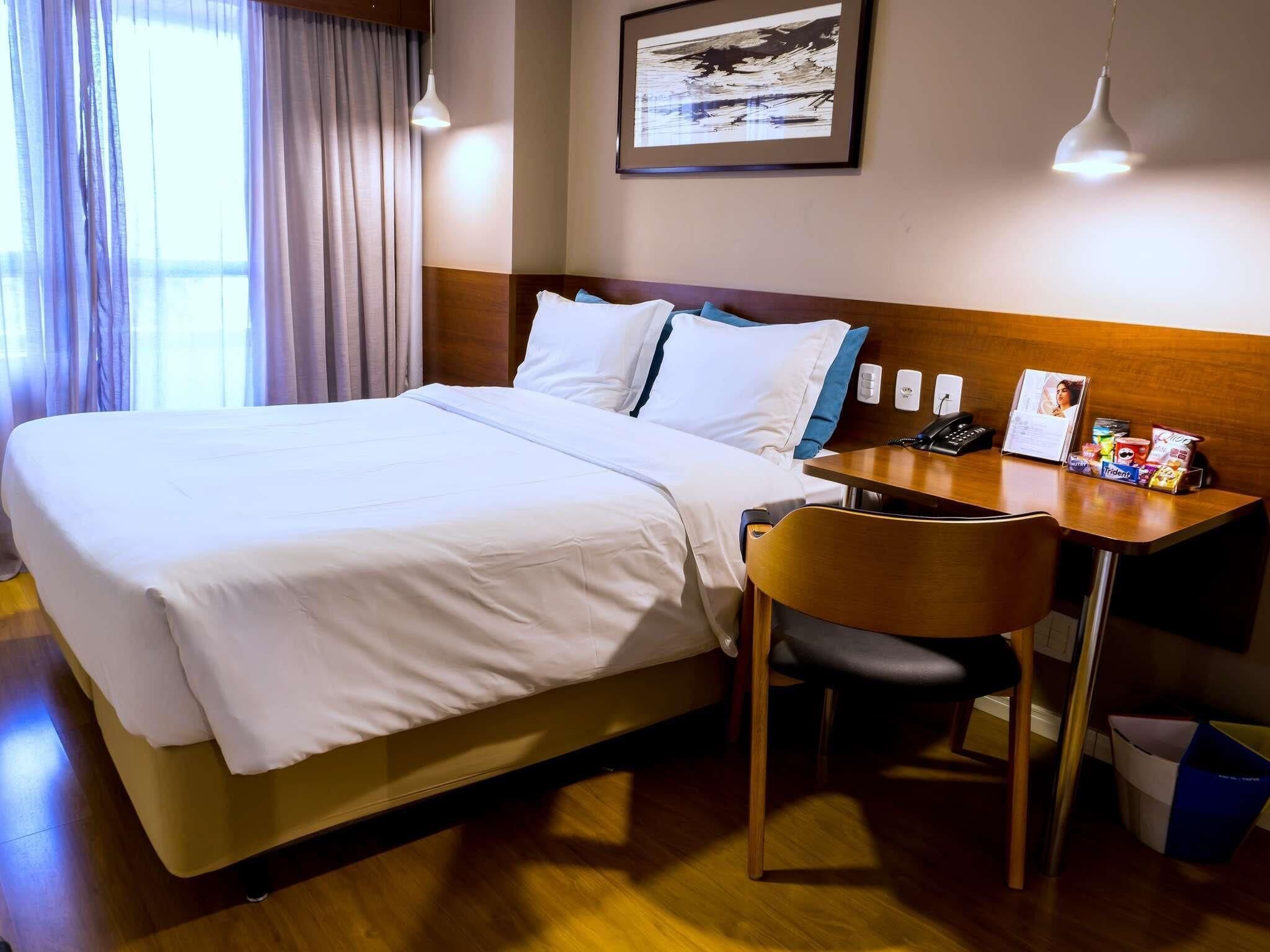 Standard Room, 1 Double Bed | Hypo-allergenic bedding available, minibar, in-room safe, desk