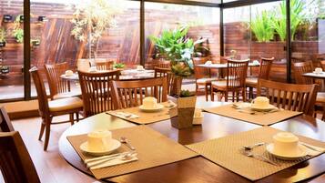Desayuno buffet todos los días (con cargo)