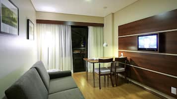 Hypo-allergenic bedding, minibar, in-room safe, desk