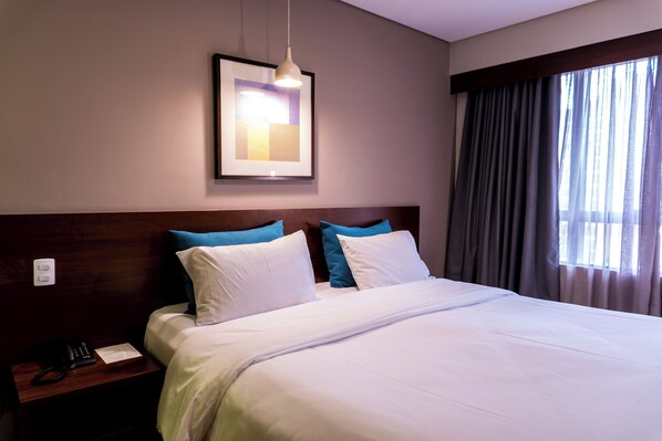 Hypo-allergenic bedding, minibar, in-room safe, desk