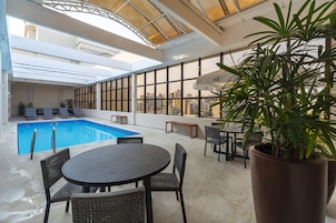 Una piscina cubierta