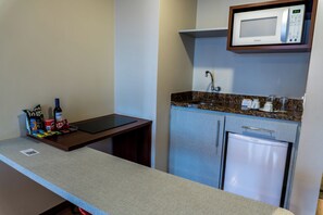 Hypo-allergenic bedding, minibar, in-room safe, desk