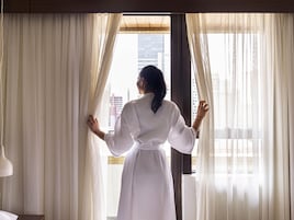 Ropa de cama hipoalergénica, minibar, caja fuerte y escritorio