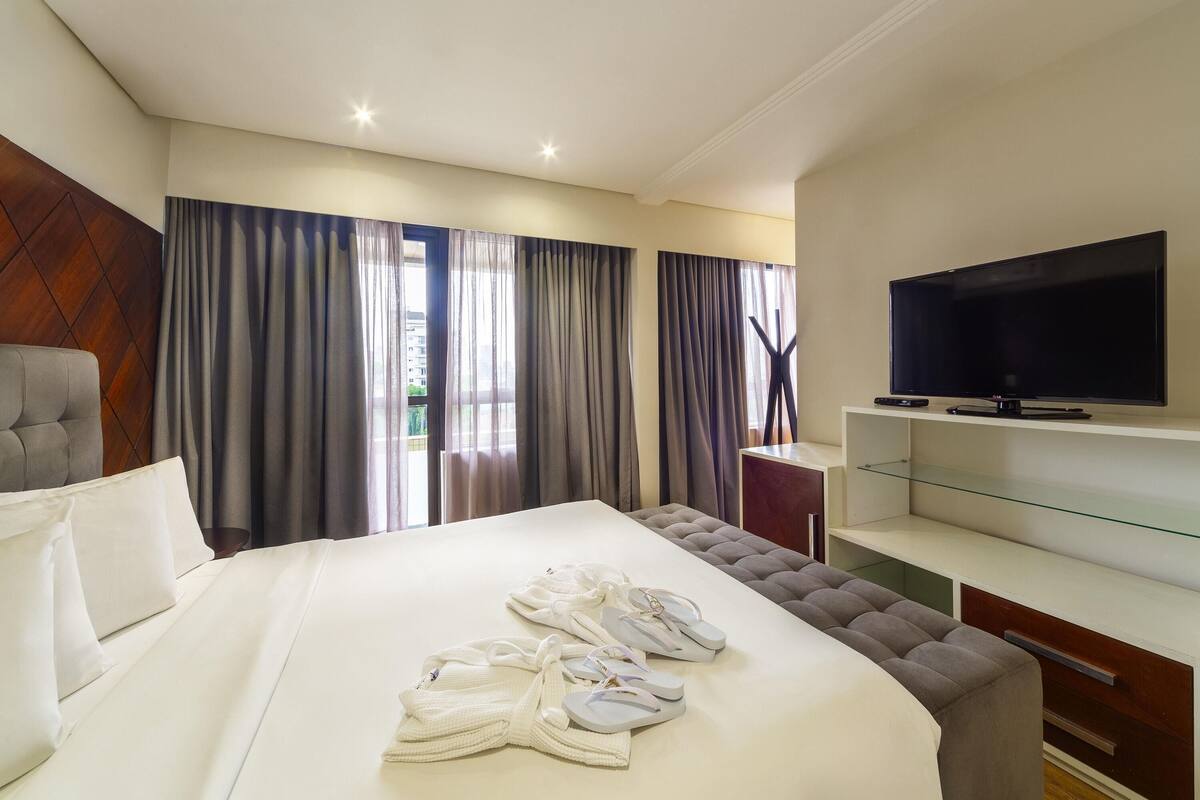 hypo-allergenic bedding, minibar, in-room safe, desk