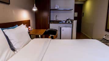 Quarto standard, 1 cama de casal | Roupas de cama antialérgicas, frigobar, cofres nos quartos, escrivaninha