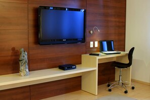 Quarto casal superluxo, 1 cama de casal, sacada | Frigobar, cofres nos quartos, escrivaninha, cortinas blackout