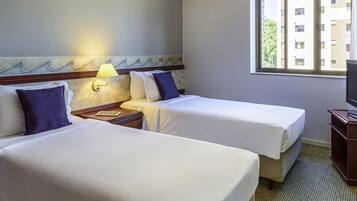 Frigobar, cofres nos quartos, escrivaninha, cortinas blackout