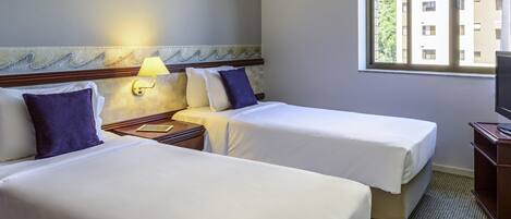 Minibaari, tallelokero huoneessa, työpöytä, pimennysverhot