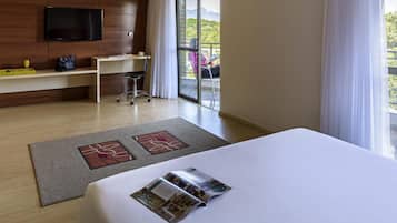 Frigobar, cofres nos quartos, escrivaninha, cortinas blackout