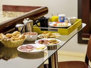 Desayuno buffet (BRL 70.00 por persona) 