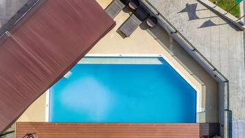 Piscina externa, funciona das 8h às 22h, espreguiçadeiras