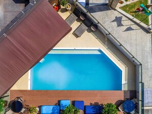 Alberca al aire libre, acceso de 08:00 a 22:00, y camastros 