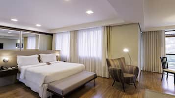 Frigobar, cofres nos quartos, escrivaninha, cortinas blackout