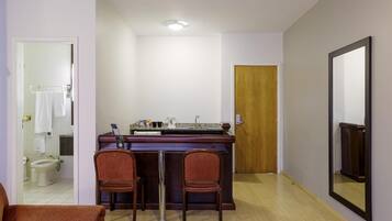 ميني بار وخزنة داخل الغرفة ومكتب وستائر تعتيم