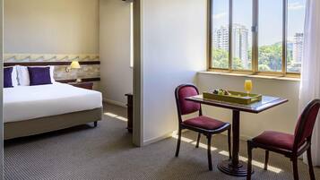 Frigobar, cofres nos quartos, escrivaninha, cortinas blackout