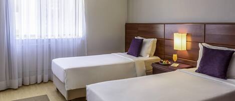 Minibar, coffres-forts dans les chambres, bureau, rideaux occultants