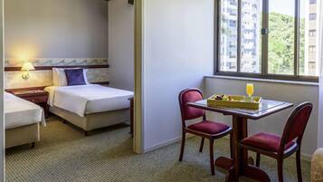 Frigobar, cofres nos quartos, escrivaninha, cortinas blackout