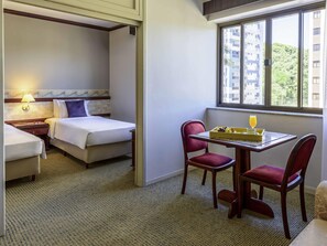 ميني بار وخزنة داخل الغرفة ومكتب وستائر تعتيم