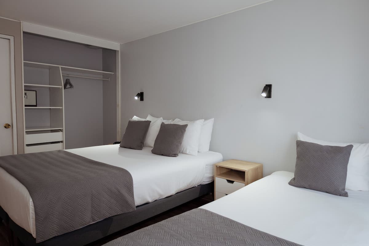 Minibar, in-room safe, iron/ironing board, WiFi (free)