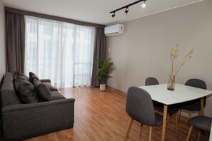 Apartemen Keluarga, 3 Tempat Tidur Twin | Minibar, brankas, setrika/meja setrika, dan Wi-Fi gratis