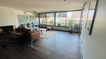 Penthouse Deluxe | Minibar, coffres-forts dans les chambres, fer et planche à repasser