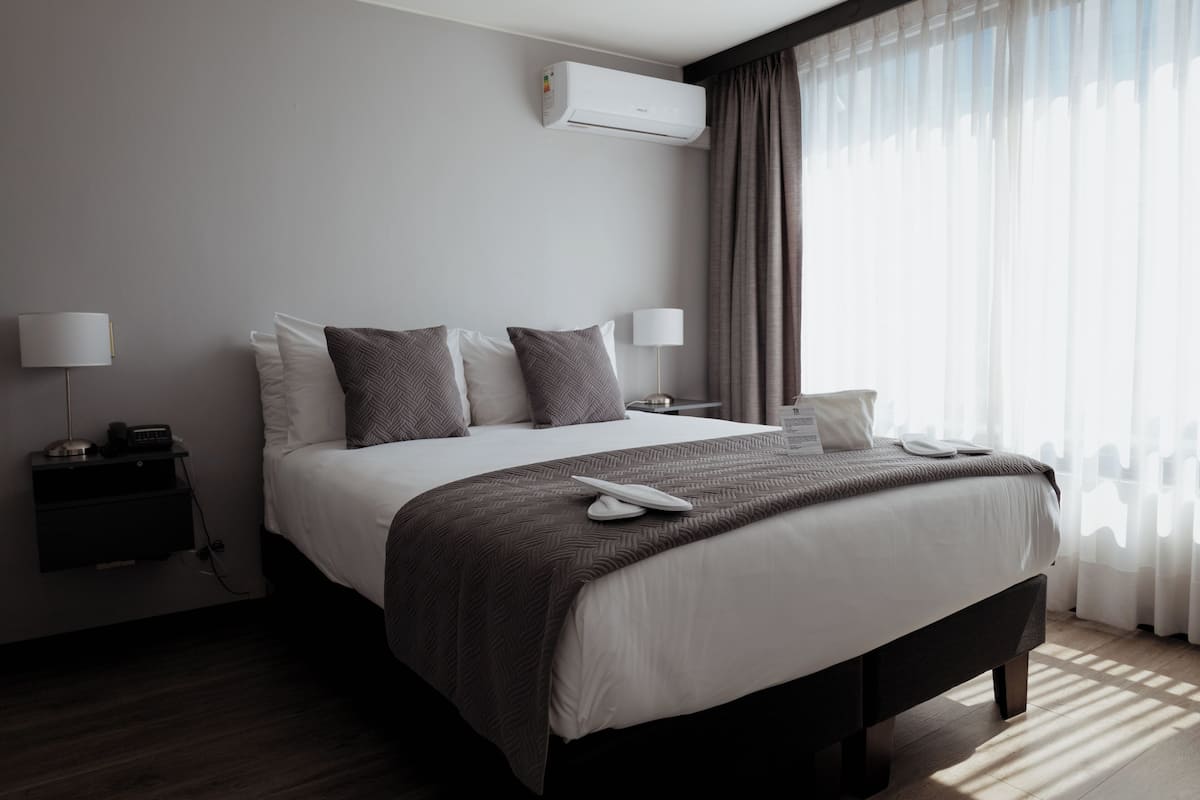 Minibar, in-room safe, iron/ironing board, WiFi (free)