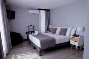 Minibar, brankas, setrika/meja setrika, dan Wi-Fi gratis