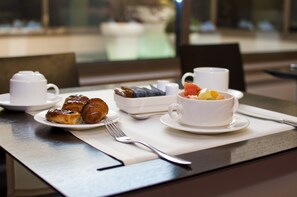 Room - Ramada by Wyndham Bucharest Parc (Bucharest)