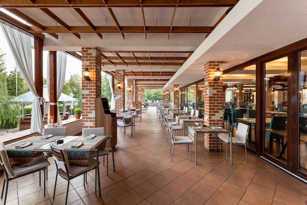 2 restaurants, breakfast, lunch, dinner served; local cuisine