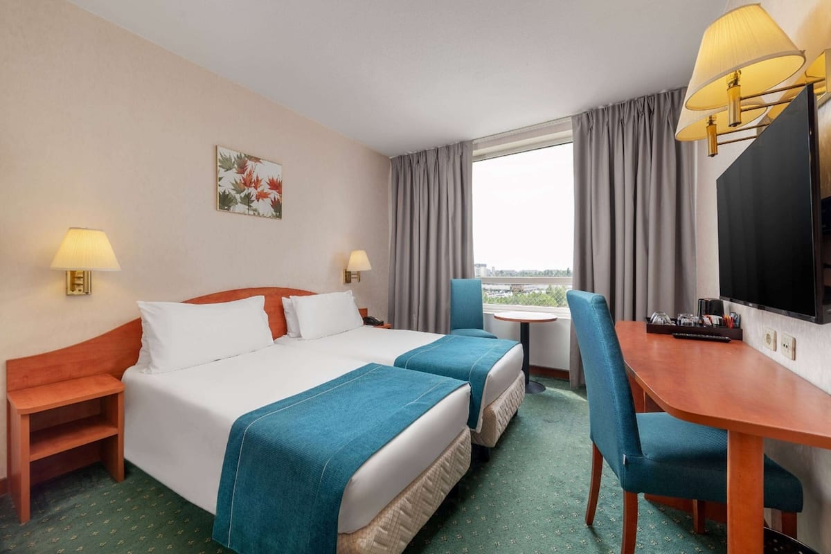 Room, 2 Twin Beds, Non Smoking | Hypo-allergenic bedding, minibar, in-room safe, desk